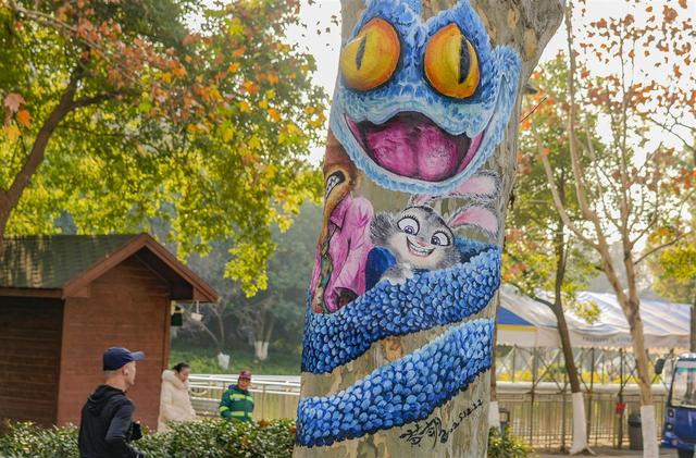 绘彩画、穿毛衣，东湖绿道大树披“彩妆”喜迎新年