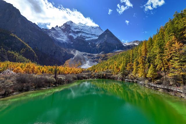 美丽中国｜穿越冰峰 遇见稻城亚丁