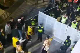 赛后乱象，西海岸球迷向泰山球迷高喊：假球队，还我金敬道图片