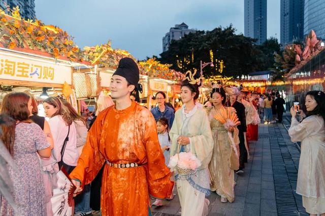 中秋国庆“双节”叠加 夜游锦江沉浸式体验受热捧​​