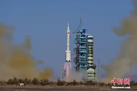 外媒热议“神十七”成功发射：中国太空计划进展迅速丨世界观图片