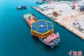 中国首套抗浪型漂浮式光伏平台自山东青岛运往安装海域图片