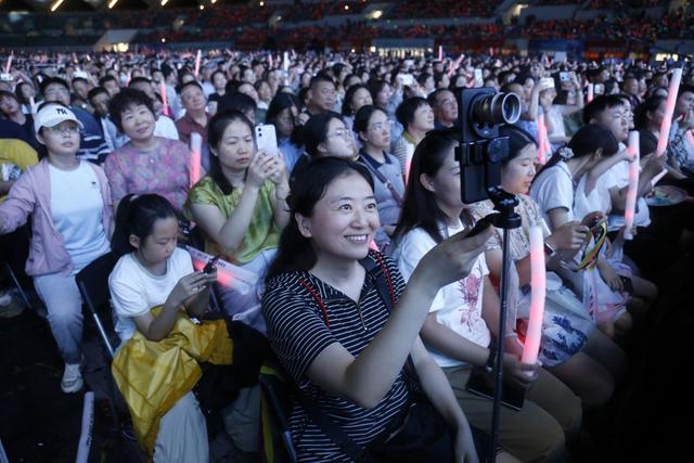 “音乐为媒 文旅唱戏”，这场演唱会带动江苏金湖文旅消费双升级