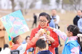 “她”说丨用爱让他们走出去图片
