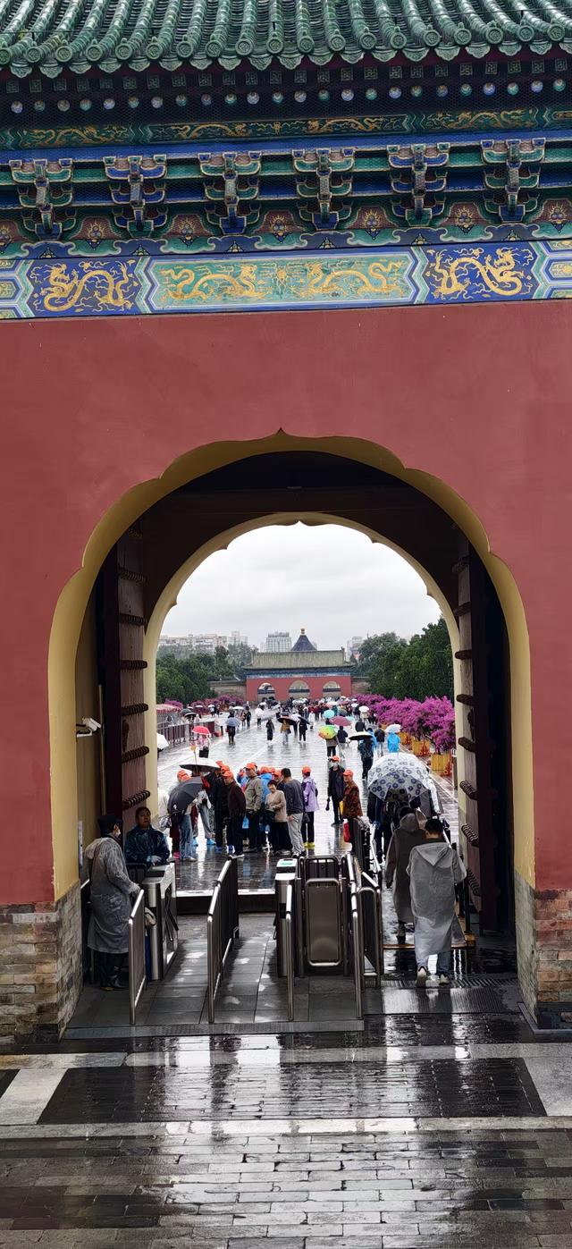 京城秋雨歇又至，游客热情不减