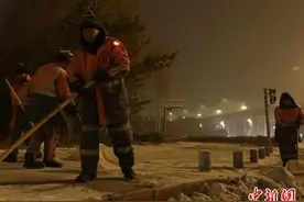 长春迎入冬首场强降雪 全城清雪保障交通顺畅图片