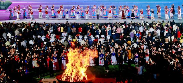 国庆去秘境怒江！千人手抓饭、冲咖啡创意赛……这场文化周太会玩