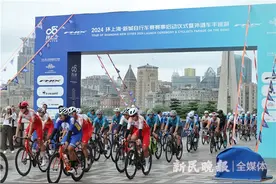 用骑行感受申城之美！2024环上海·新城自行车赛上午巡游外滩图片