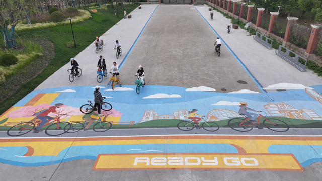 新江湾城打造慢行、骑行、舟行“三行”网络服务圈，为营商环境注入人文温度