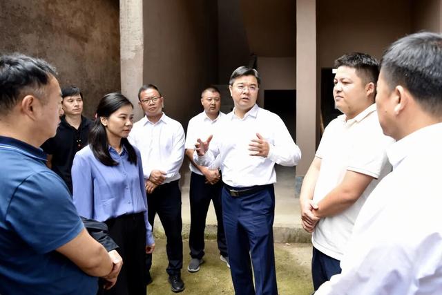 张子建在姚安县调研时强调：坚定文化自信发挥比较优势用好文旅资源 切实推动花卉产业与古镇文化联动发展