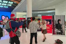 “首映上海”迎来“想飞的女孩”，刘浩存、文淇在上海创下这一纪录图片