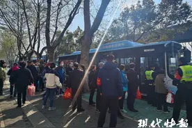 南京公交专线日均200余人保障市民便捷祭扫图片