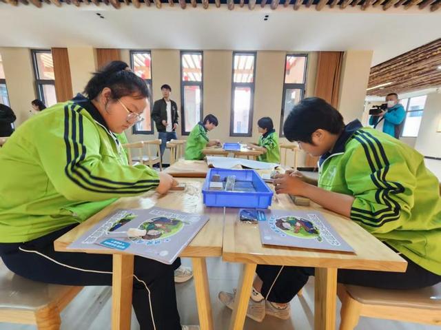 300余中学生探访泥河湾人类起源研学旅游基地  现场钻木取火学考古