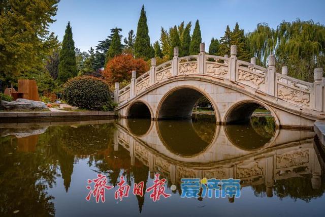 一年四季 泉在济南丨济南南郊宾馆公园：古桥红叶相辉映，满园秋意醉游人