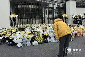 鲜花铺满，AD钙奶买空！追悼宗庆后，杭城这些瞬间泪目图片
