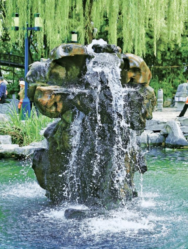 一年四季 泉在济南｜秋冬之交月牙泉依旧喷涌有力