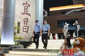 霓虹点亮“夜经济”，警色护航“打卡地”图片
