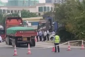 货车司机运输途中去世 半数个体司机日均驾驶10小时以上图片