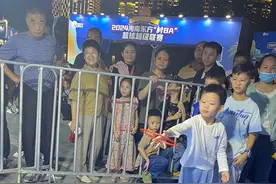 “村BA”来了 | 赛场周边互动小游戏火爆 观众热情高涨排长龙图片