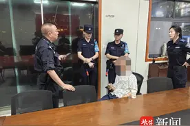 雨夜老人手攥落叶迷失街头，民警暖心帮助图片