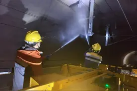 广铁集团怀化供电段张家界西高铁接触网高效清洁绝缘子—— 铁路“灭火”进行时图片