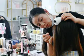 成都41岁美妆“爆改姐”走红：顾客打“飞的”来化妆，预约排到4月底图片