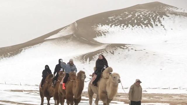 美翻了！敦煌迎来今冬首场降雪