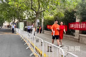 直击高考：一家三口身穿“金榜题名” 祝考生们考出理想成绩图片