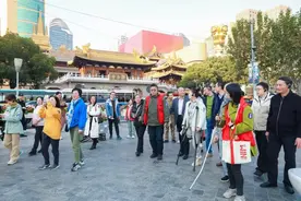 在这场残健融合的活动中，TA们戴上了眼罩……图片