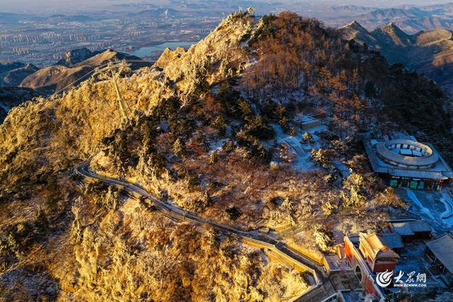 霜峰染金辉 泰山冬日沐暖阳