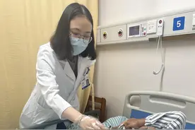 男子晒出全身红疹水疱，竟因吃了这种药！夏季防晒伤，医生教你这么做图片