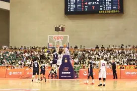 株洲“厂BA”八强争霸赛激战正酣图片