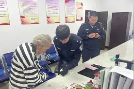 安图：爱心接力 护送老人返乡图片