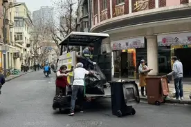 市中心沿街商铺密集，如何做好垃圾收运？“上门取件”模式受热捧！图片