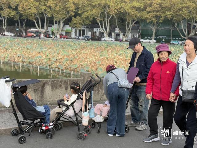 西湖秋假热：今天断桥被这些孩子们“占领”啦！