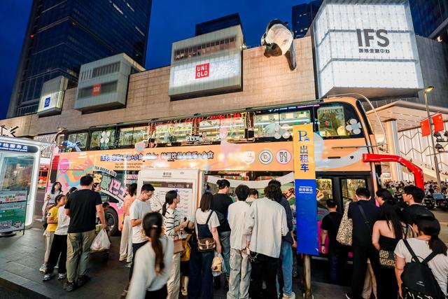 坐巴士游成都，还能一路听评书、竹琴 游客：这一趟成都游很值！