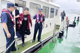 船员突发疾病求助，海事紧急救助快速送医图片