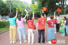 直击高考首日：8辆大巴护航考生，家长手举向日葵寓意“一举夺魁”图片