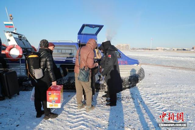 黑龙江黑河口岸迎来首批中国免签入境俄罗斯游客