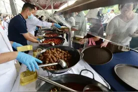 爆了！一小时卖光，排队都抢不到!河南多家星级酒店摆摊火了图片