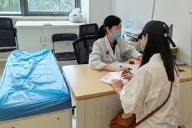 学生就诊“暑期档”来临，上海市儿童医院推“全时服务”，周末也有专家坐诊图片