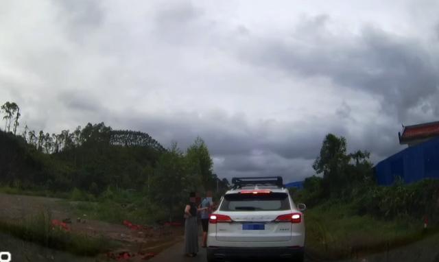 被亮证当事人发声称目前安好，相关负责人告知奔驰女司机非公安人员
