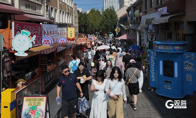 假期期间，青岛老城区游客纷至