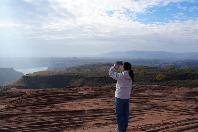 陕西靖边：水上丹霞初冬限定景致