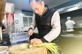 报暗号吃“A套餐”  西安这家饺子馆成“爱心接力站”图片