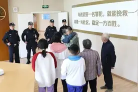 一对父子，两座高墙，他们在泪中相拥图片