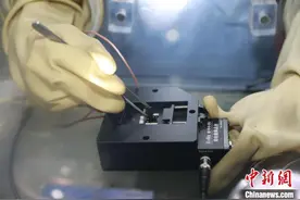 中国科学家最新科研成果打破钙钛矿电池“短命”魔咒图片