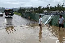 道路积水影响市民出行 济南公交车队购抽水泵排水保障运行图片