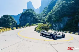天门山迎AI竞速传奇，智脑竞速基金会开启全球电动赛车AI时代图片