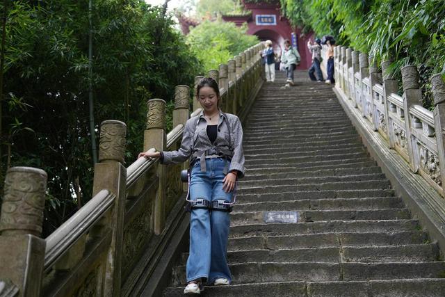 “可少花1/3的力气！”外骨骼登山“神器”爆火昆明西山风景区